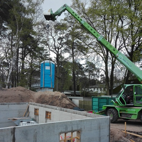 Baustellen WC mieten - Die Anlieferung mit Kran