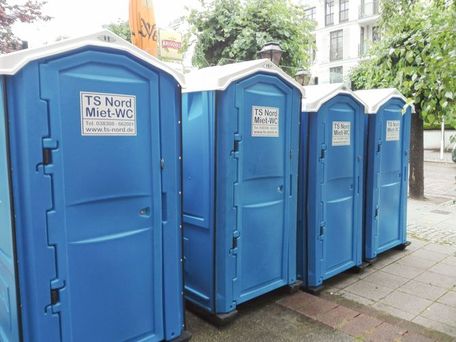 Außenansicht der Miettoilette mit Waschbecken